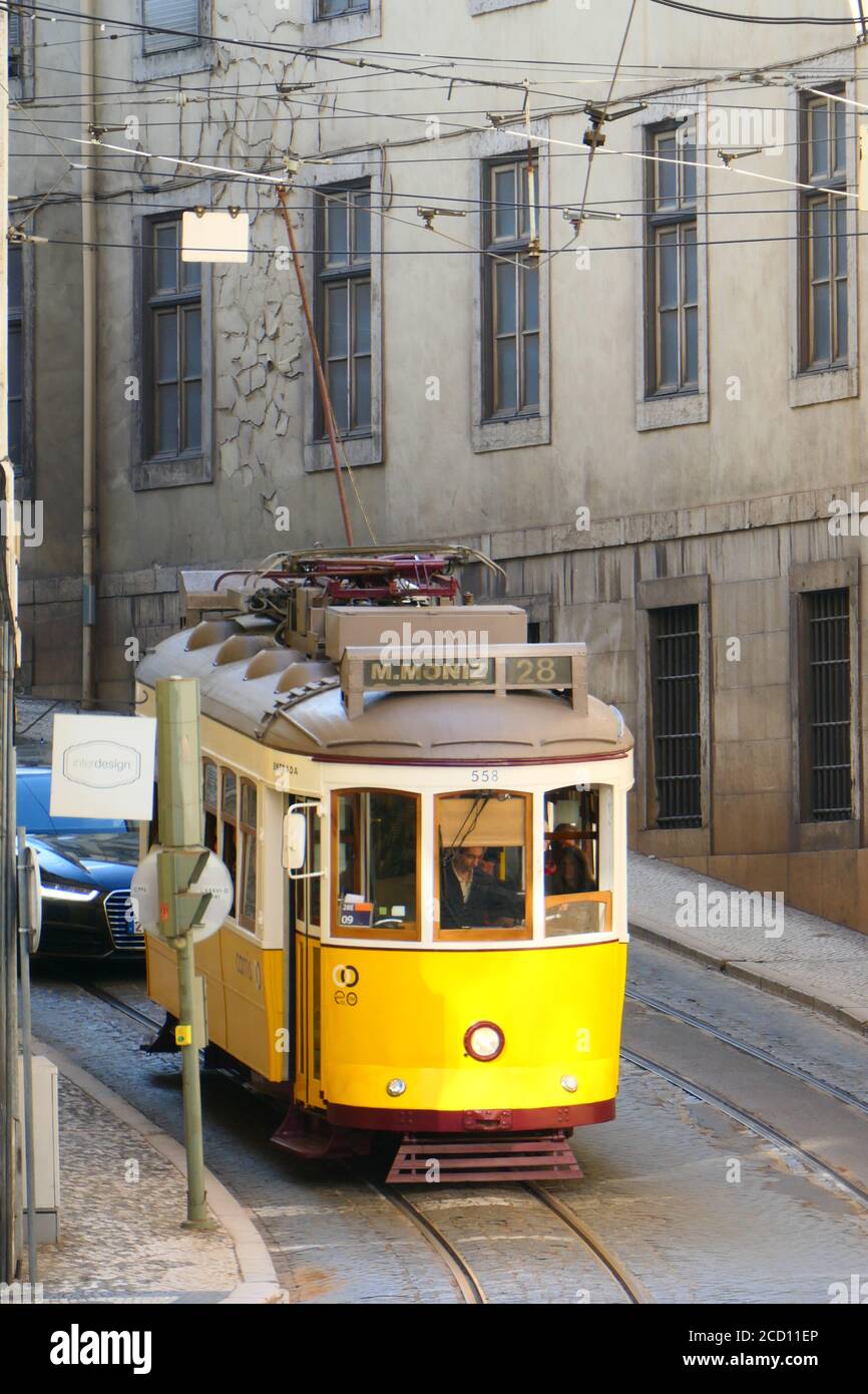 historiische Straßenbahn Nr. 28 in der Altstadt von Lissabon Foto Stock