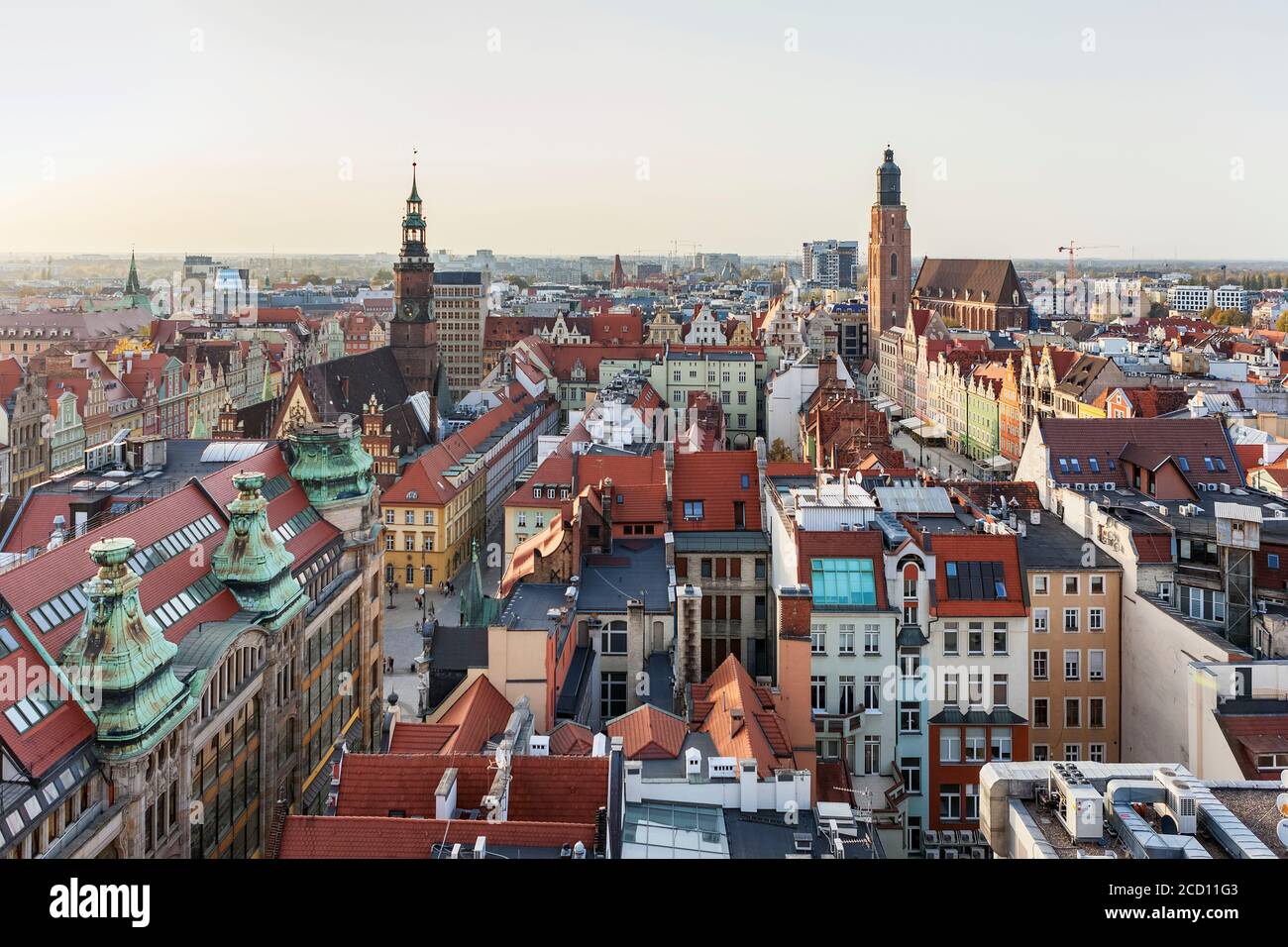 Vista dal passaggio tra le torri della Chiesa di Santa Maria Maddalena; Breslavia, Slesia, Polonia Foto Stock