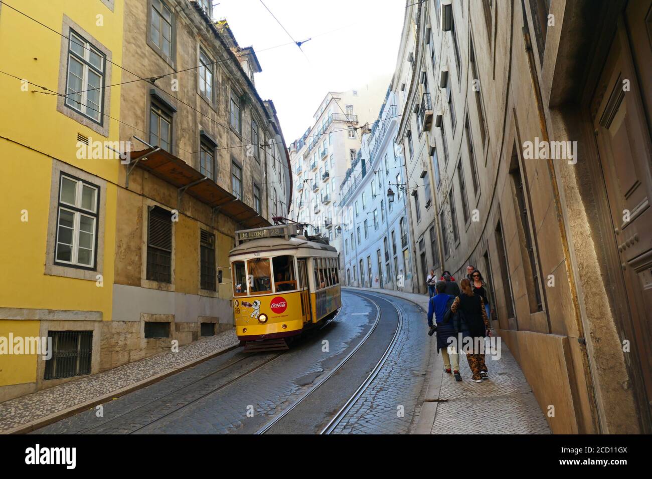 historiische Straßenbahn Nr. 28 in der Altstadt von Lissabon Foto Stock