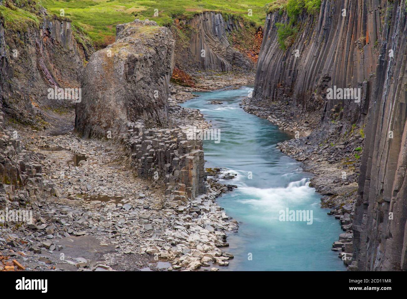 Jökla fiume glaciale e colonne di basalto, formazioni rocciose vulcaniche a Studlagil / Canyon Stuðlagil, Jökuldalur / Glacier Valley, Austurland, Islanda Foto Stock