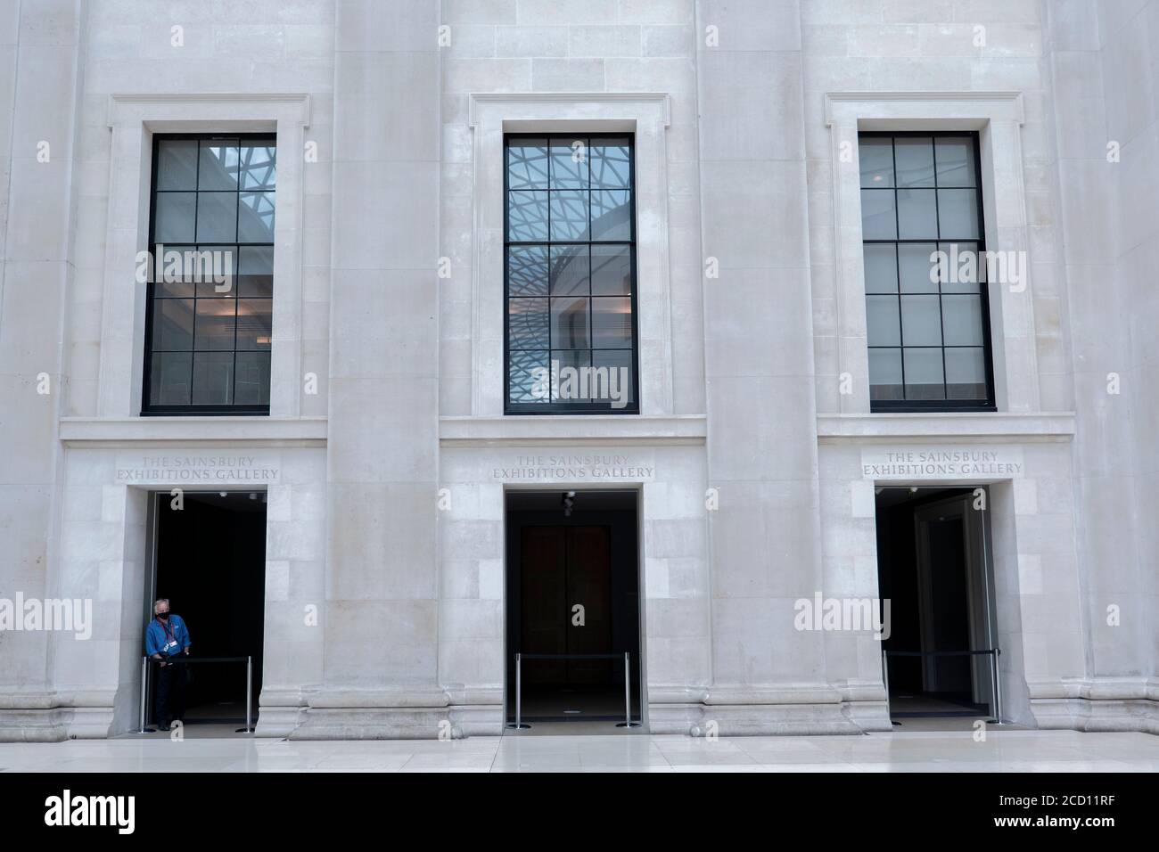 Londra, Inghilterra. 25 agosto 2020. Ingresso alla Sainsbury Exhibitions Gallery al British Museum. Il British Museum riaprirà le sue porte al pubblico in linea con le linee guida del governo e con le nuove misure di sicurezza in vigore. Dopo cinque mesi di chiusura a causa della pandemia del coronavirus, il British Museum riaprirà le sue porte al pubblico il 27 agosto 2020. Un nuovo percorso di sola andata intorno alle gallerie al piano terra permetterà ai visitatori di accedere a oltre 9000 oggetti. Altre gallerie riapriranno più tardi a settembre. (Foto di Sam Mellish / Alamy Live News) Foto Stock