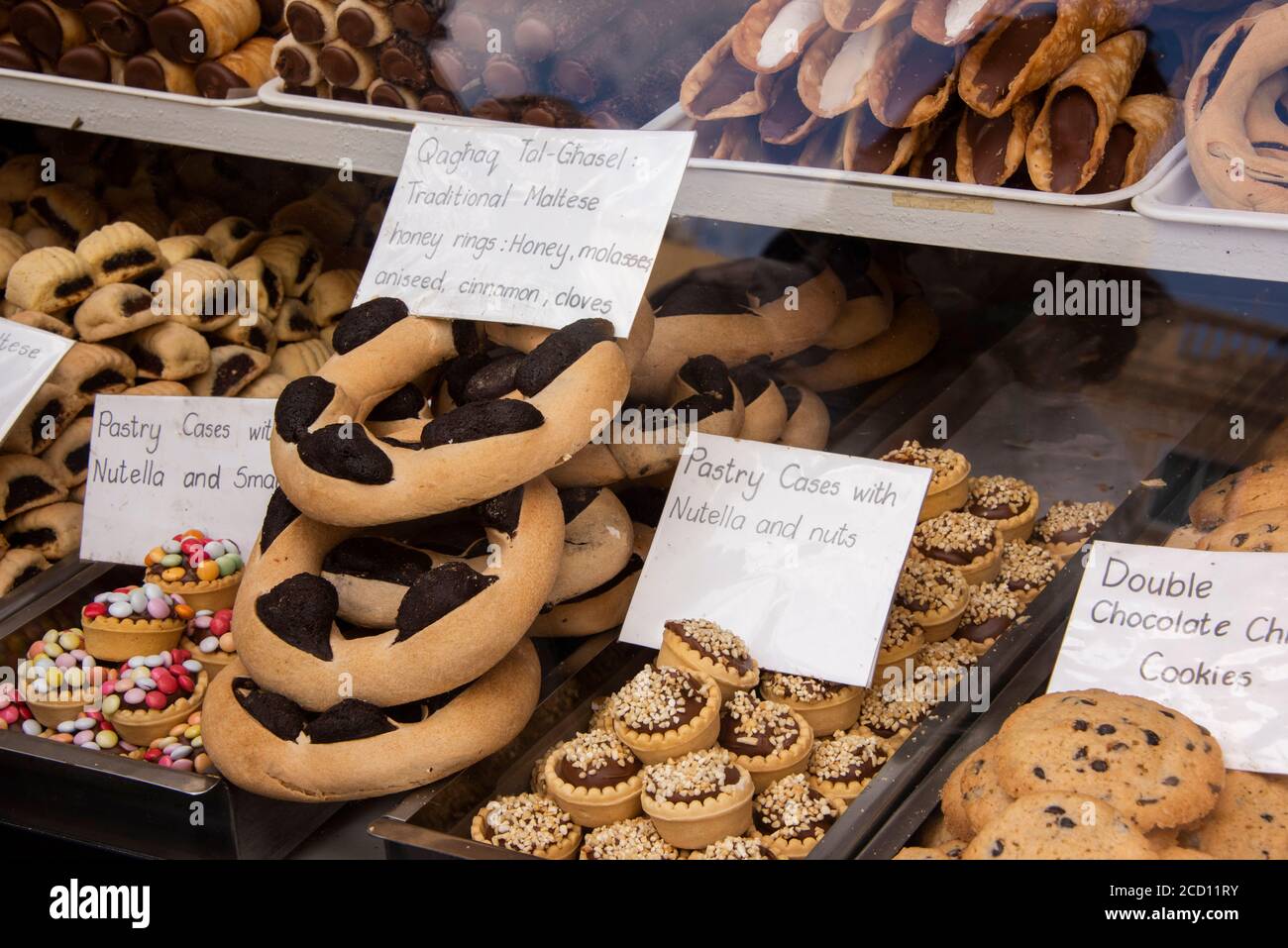 Europa, Malta, Rabat. Quartiere storico intorno alla Collegiata Basilica di San Paolo. Vetrina locale panetteria. Foto Stock