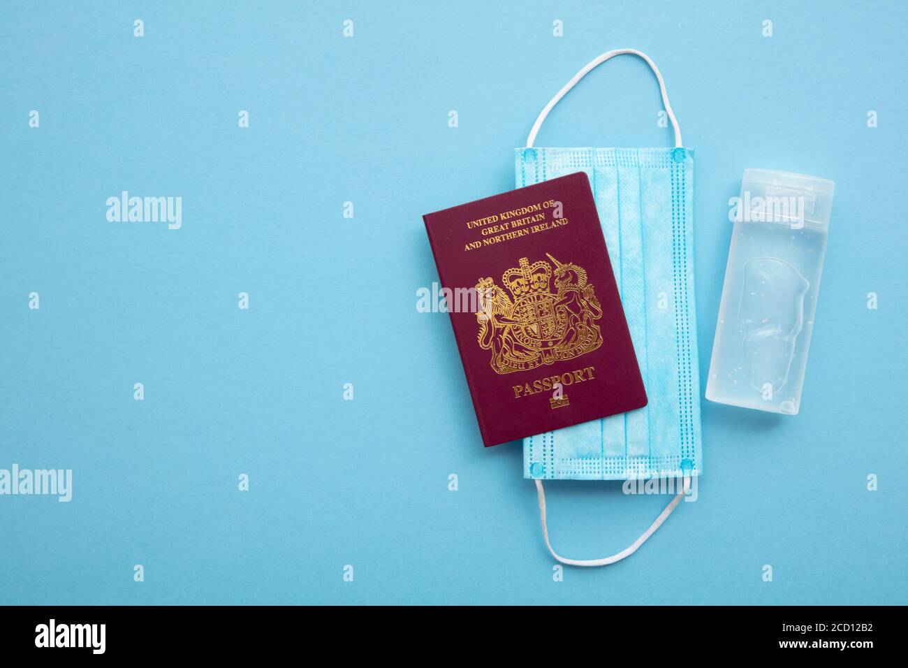 Passaporto e maschera protettiva per il Regno Unito. Concetto di viaggio del coronavirus Foto Stock