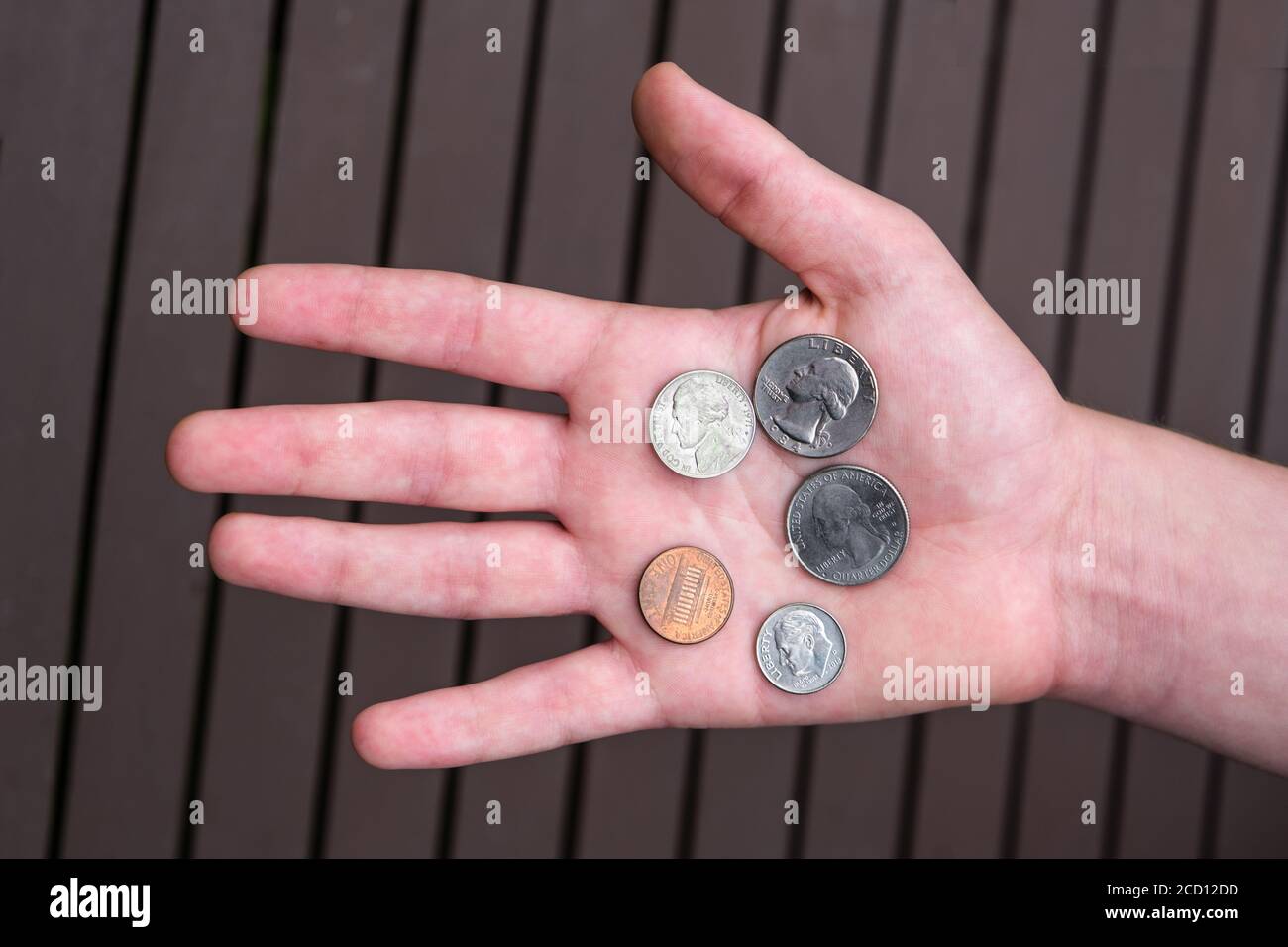 Monete DEGLI STATI UNITI tenute in palmo di mano Foto Stock