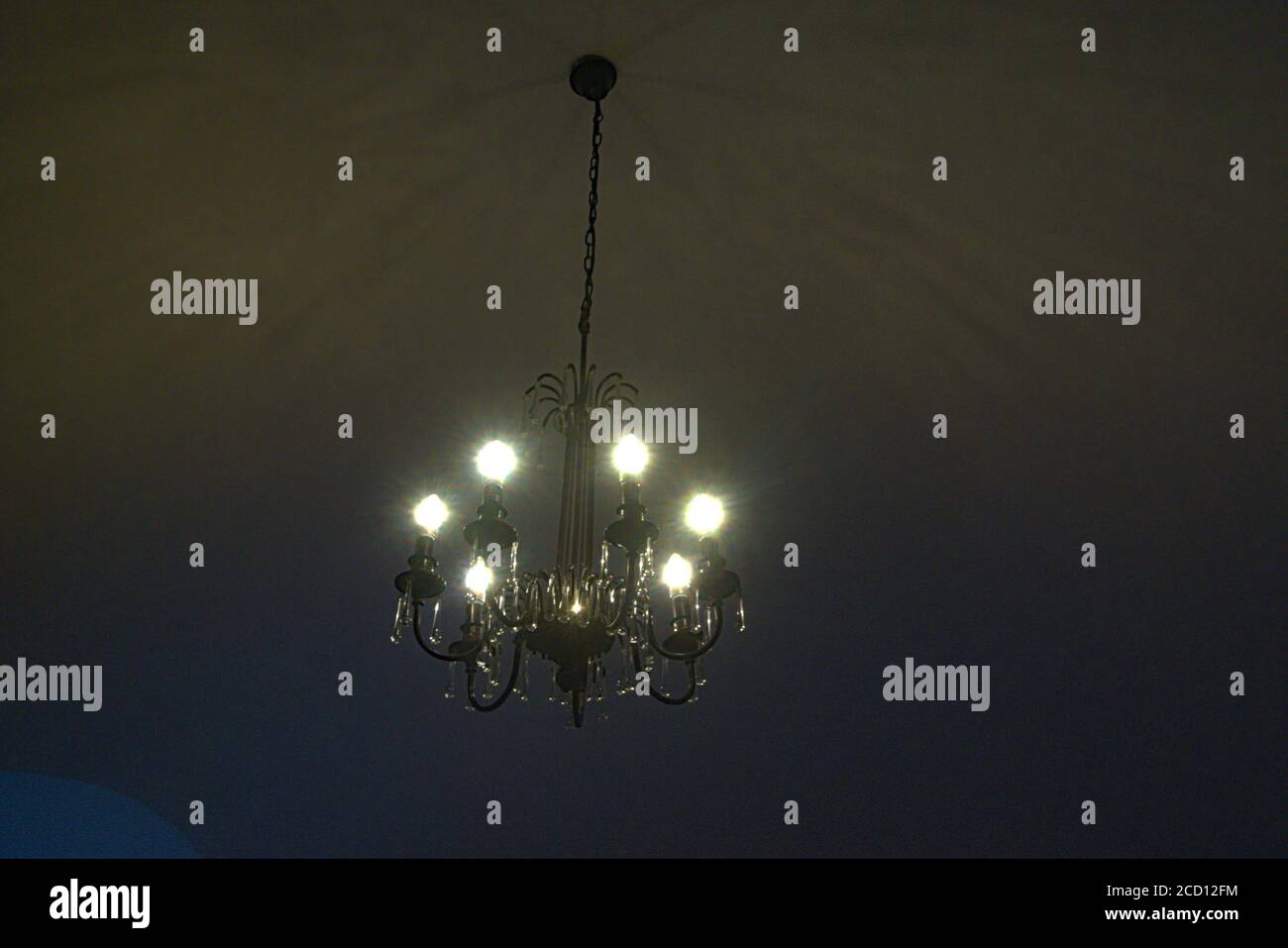 Un lampadario singolo in un modo lussuoso Foto Stock