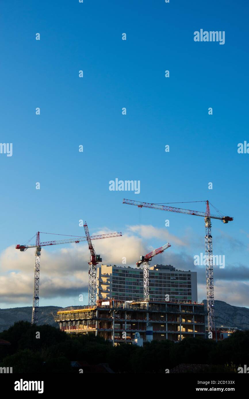 Cantiere con quattro gru, copy space per testo Foto Stock