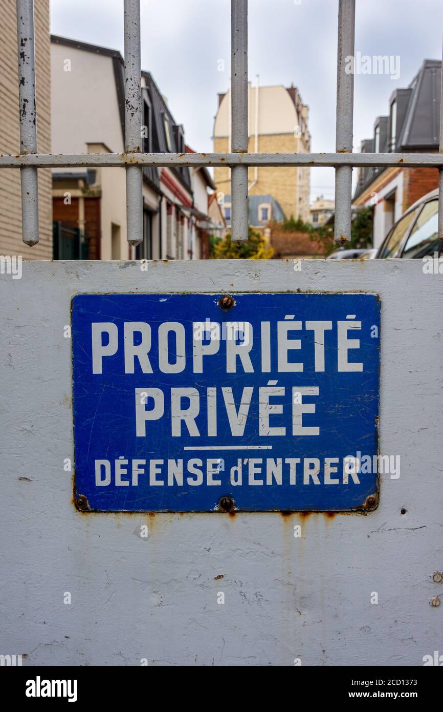 Segno arrugginito blu che dice `Proprietà privata - Nessuna voce`, scritto in francese Foto Stock