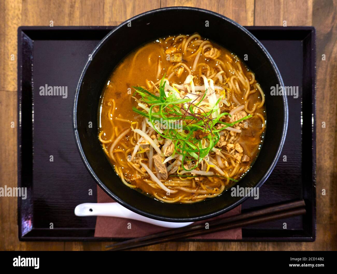 Ciotola giapponese di zuppa di noodle tradizionale, misto Ramen, noodle in zuppa su base miso Foto Stock
