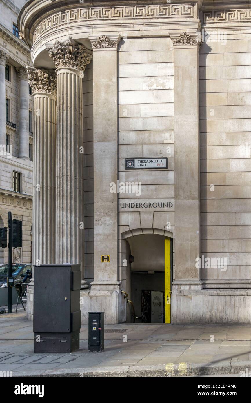 Ingresso di Threadneedle Street alla stazione della metropolitana Bank nella City di Londra. Foto Stock