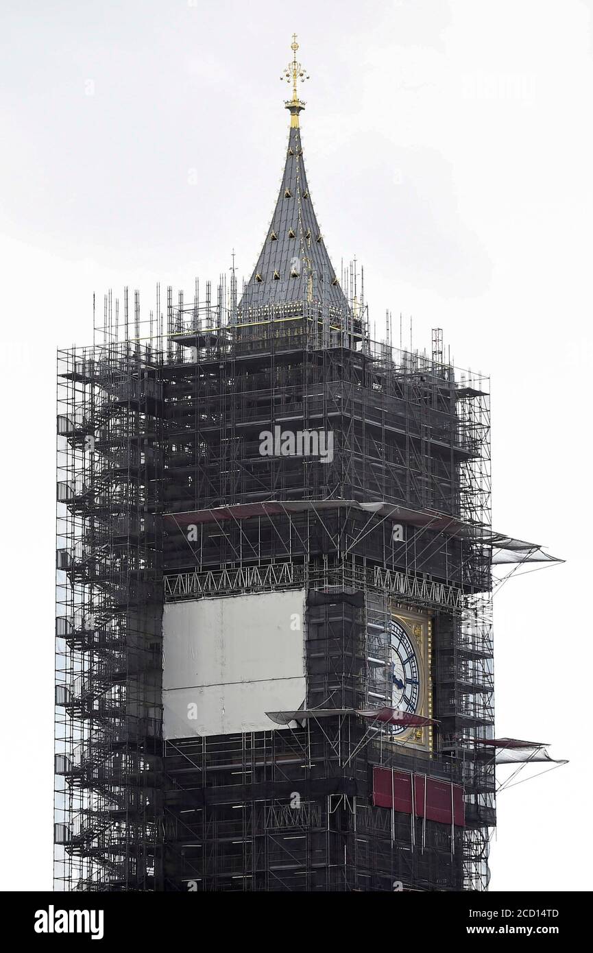 Londra, Regno Unito. 25 agosto 2020. Una tela piana copre la parete a sud della Elizabeth Tower, comunemente chiamata Big ben. La Elizabeth Tower e il suo orologio, noto come il Grande Orologio, sono attualmente in fase di lavori essenziali di conservazione, che si prevede di completare nel 2021 ad un costo stimato di £80 m. Credit: Stephen Chung / Alamy Live News Foto Stock