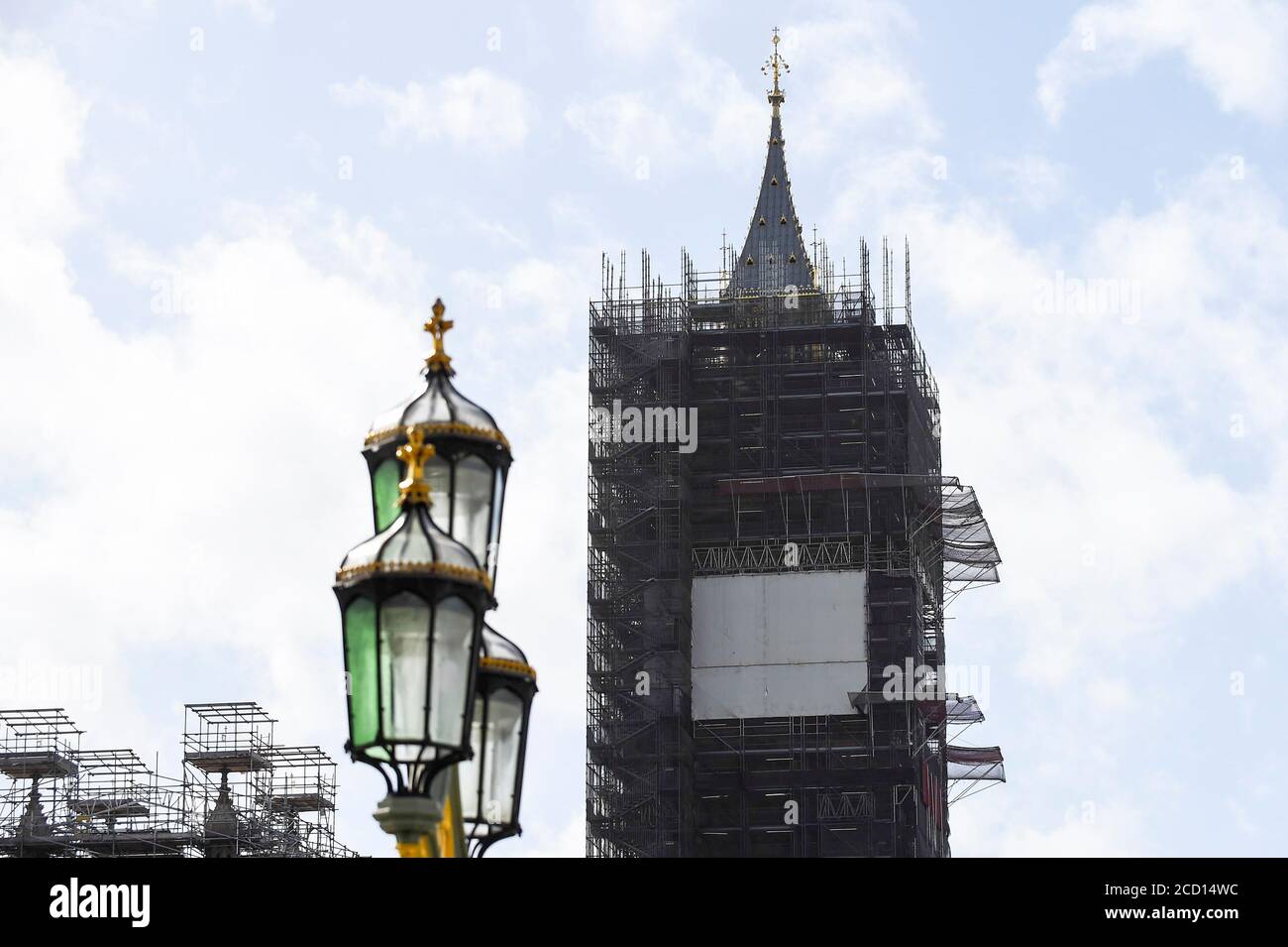 Londra, Regno Unito. 25 agosto 2020. Una tela piana copre la parete a sud della Elizabeth Tower, comunemente chiamata Big ben. La Elizabeth Tower e il suo orologio, noto come il Grande Orologio, sono attualmente in fase di lavori essenziali di conservazione, che si prevede di completare nel 2021 ad un costo stimato di £80 m. Credit: Stephen Chung / Alamy Live News Foto Stock