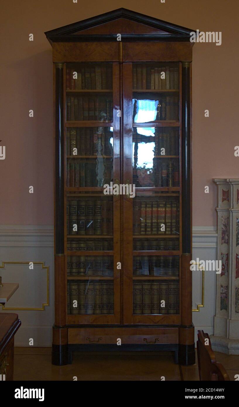 Una vecchia libreria di legno Foto Stock