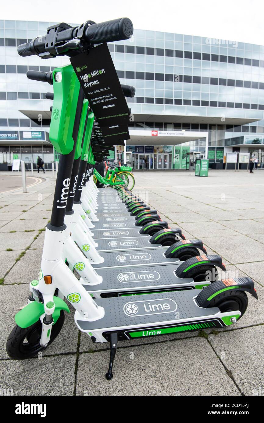Un gruppo di scooters elettronici parcheggiati come Lime lancia il primo servizio di e-scooter completo del Regno Unito a Milton Keynes con 500 scooters schierati, come parte di un lancio nazionale quest'anno. Foto Stock