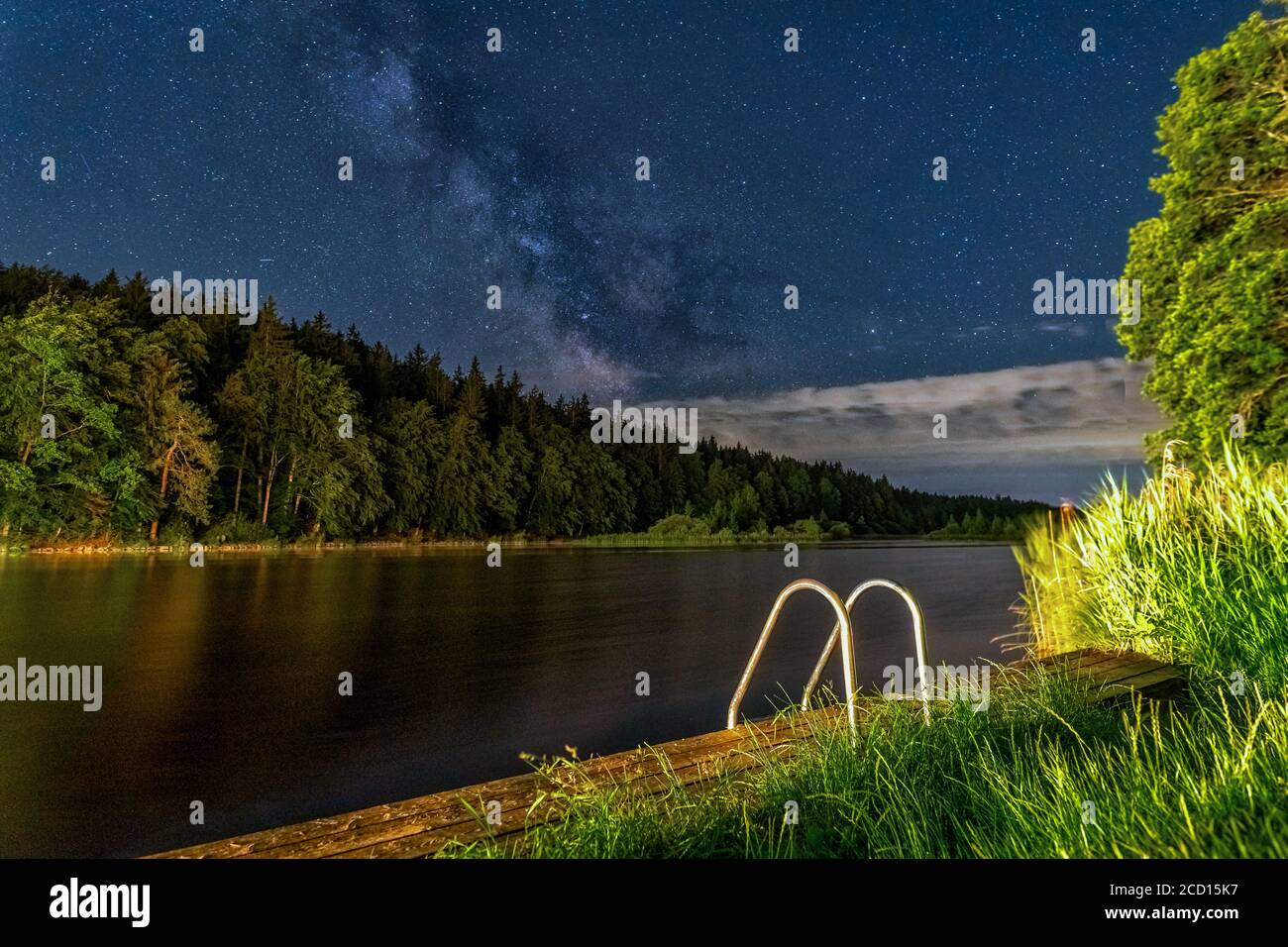 Cielo notturno idilico - la milkyway su un lago limpido di notte con riflessi. Foto Stock