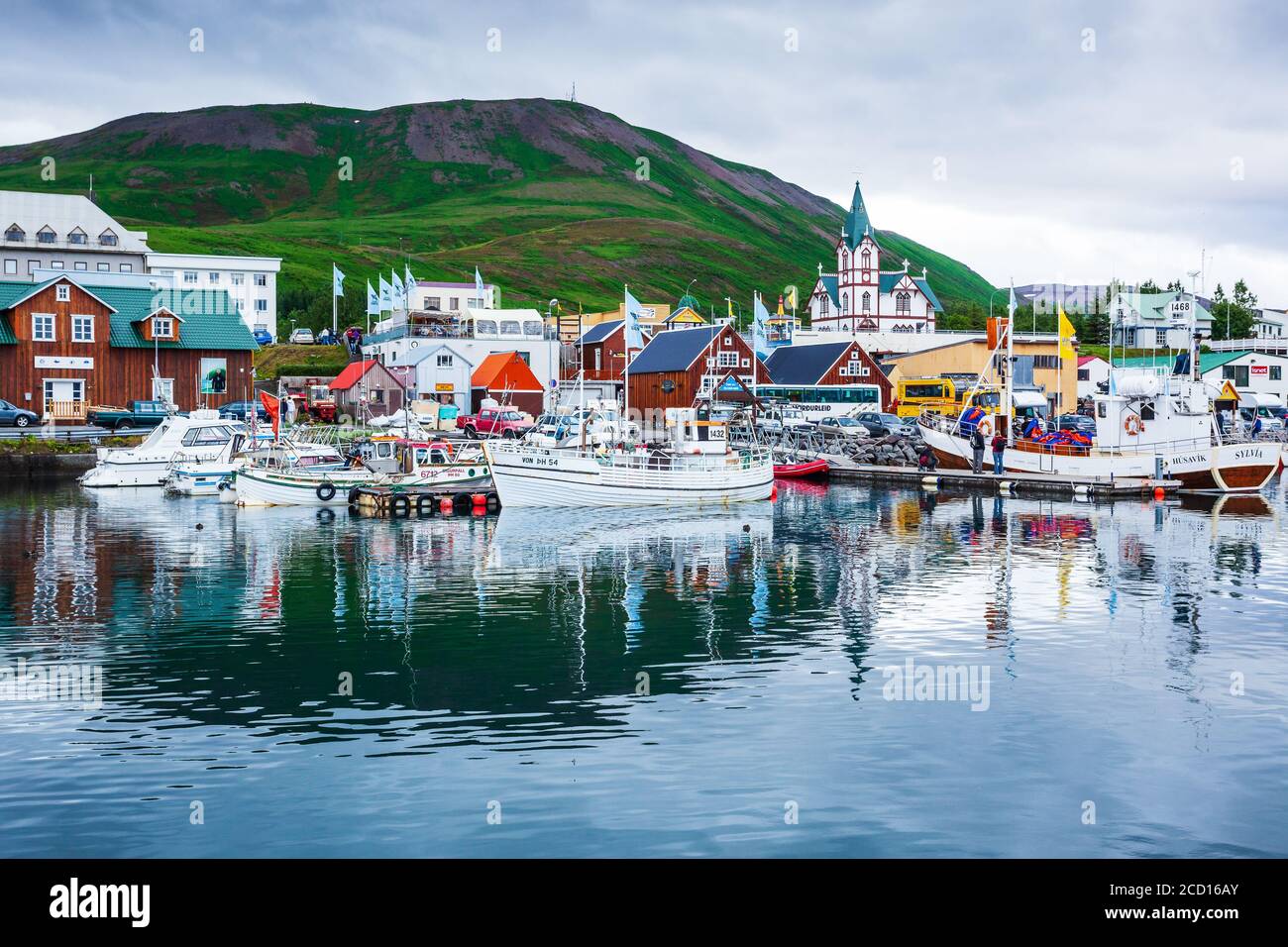 Husavik, Islanda - 05 agosto 2017: Porto di Husavik con case tradizionali e barche di pescatori. Foto Stock