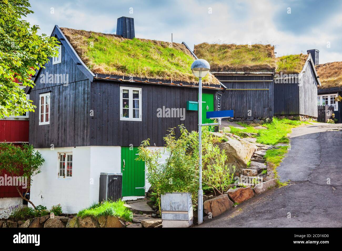 Torshavn, Isole Faroe. Vista mattutina delle tipiche case in cima al tappeto erboso. Foto Stock