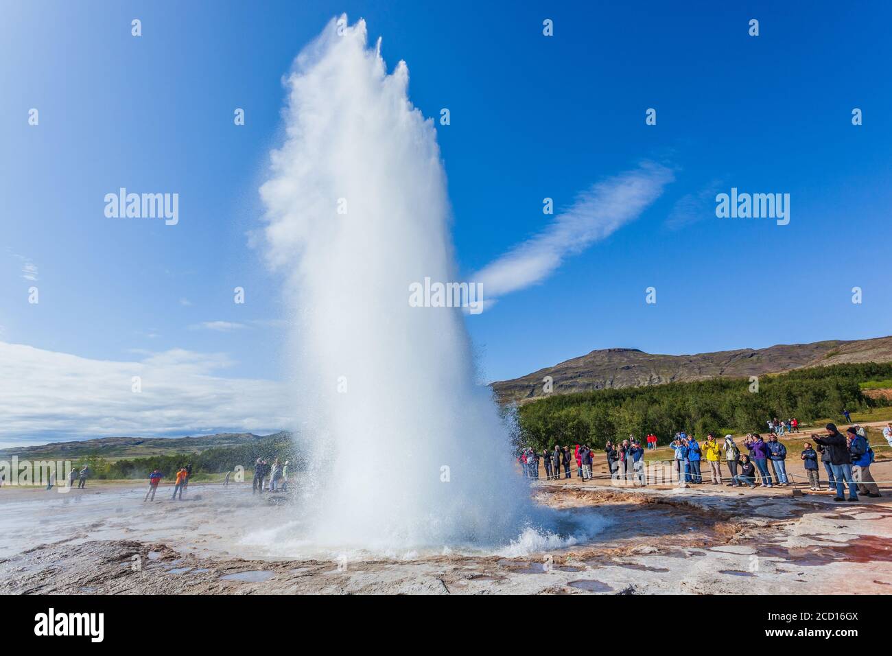 Haukadalsvegur, Islanda - 6 agosto 2018: Eruzione del geyser Strokkur. Foto Stock