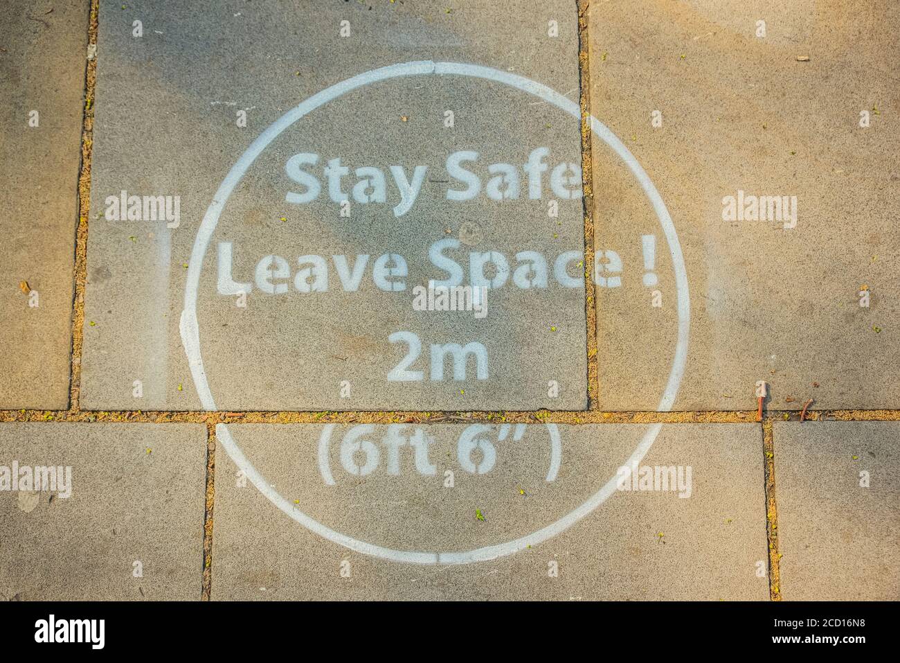 Indicatore di distanza fisico sul marciapiede che ricorda di mantenere uno spazio sicuro di due metri (6 piedi), Covid-19 World Pandemic; Londra, Inghilterra Foto Stock