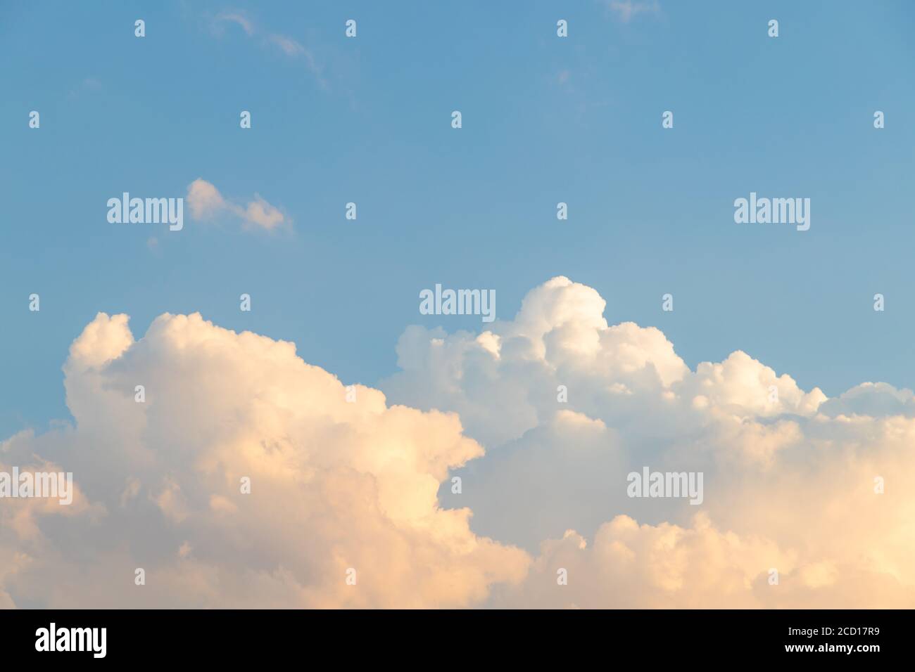 Cielo blu e bella nuvola soffice. Miglior sfondo foto cielo estate Foto Stock