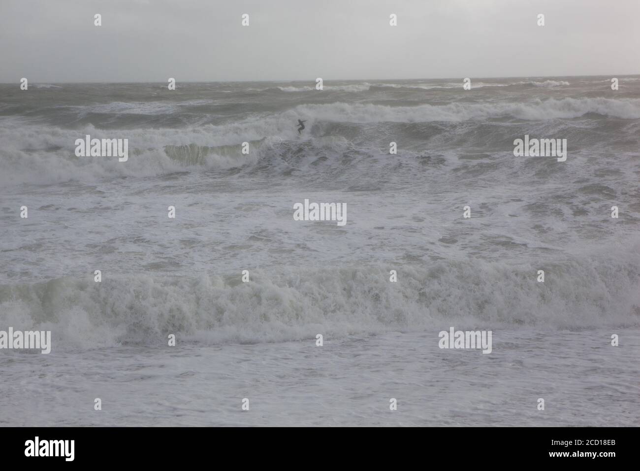 UK Weather, 25 agosto 2020: Un surfista solista affronta enormi onde a East Wittering mentre Storm Francis passa la costa del Sussex. Anna Watson/Alamy Live News Foto Stock