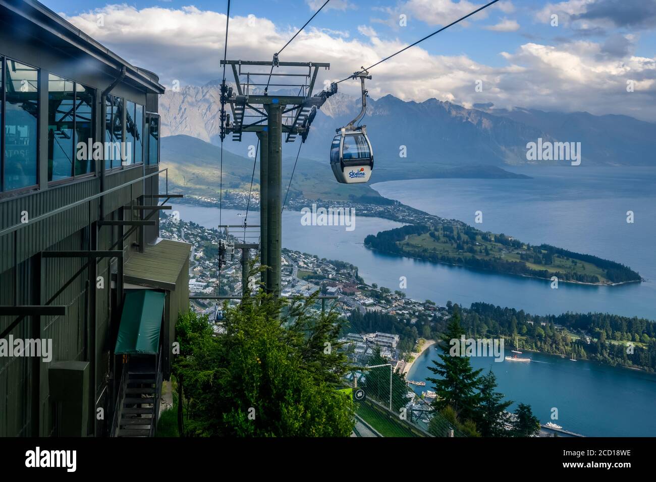 Skyline Gondola e una vista sul lago Wakatipu, ben Lomond Scenic Reserve; Queenstown, Otago Regione, Nuova Zelanda Foto Stock
