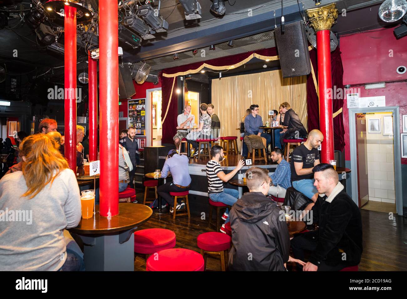 immagine interna di un bar socialmente distanziato Foto Stock
