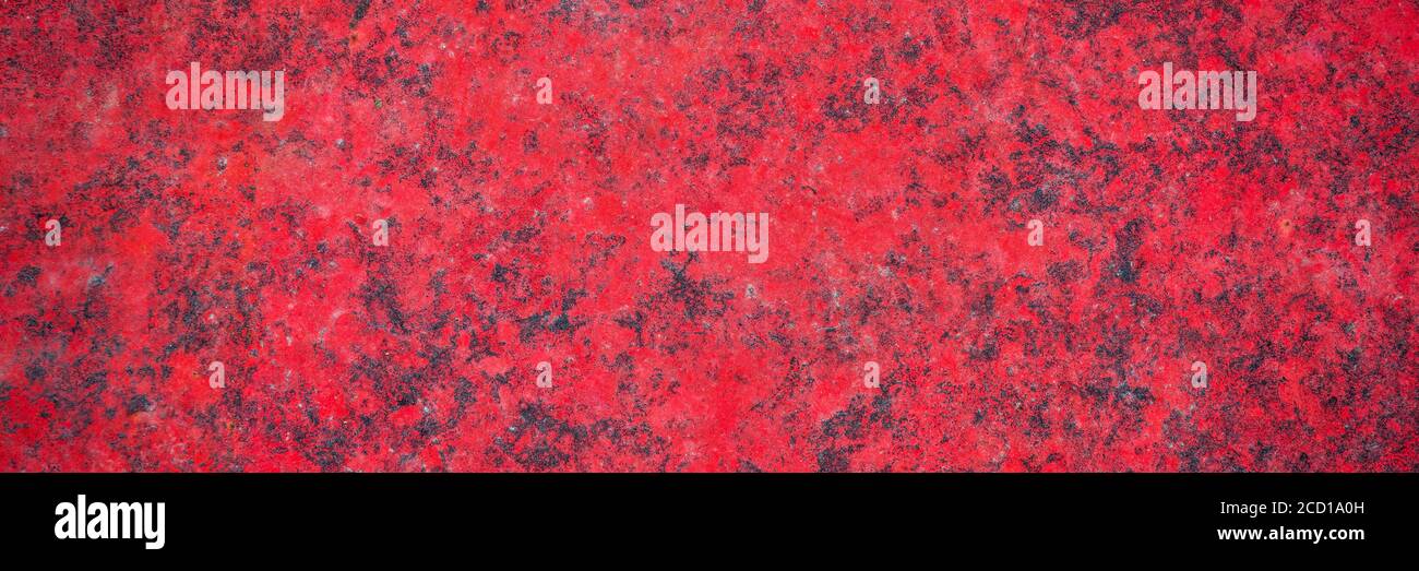 grunge rosso verniciato metallo texture di una carrozzeria spazzatura auto, panoramica banner web Foto Stock