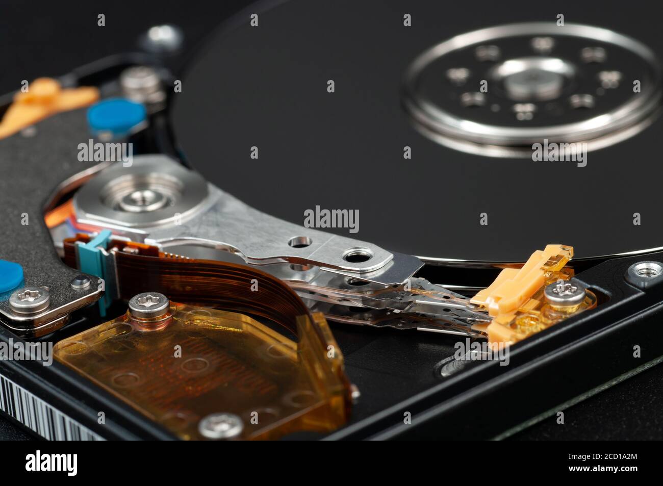 Unità disco rigido del computer portatile smontata, hdd. Primo piano. Disco rigido, testine magnetiche e piastre dei dischi aperti Foto Stock