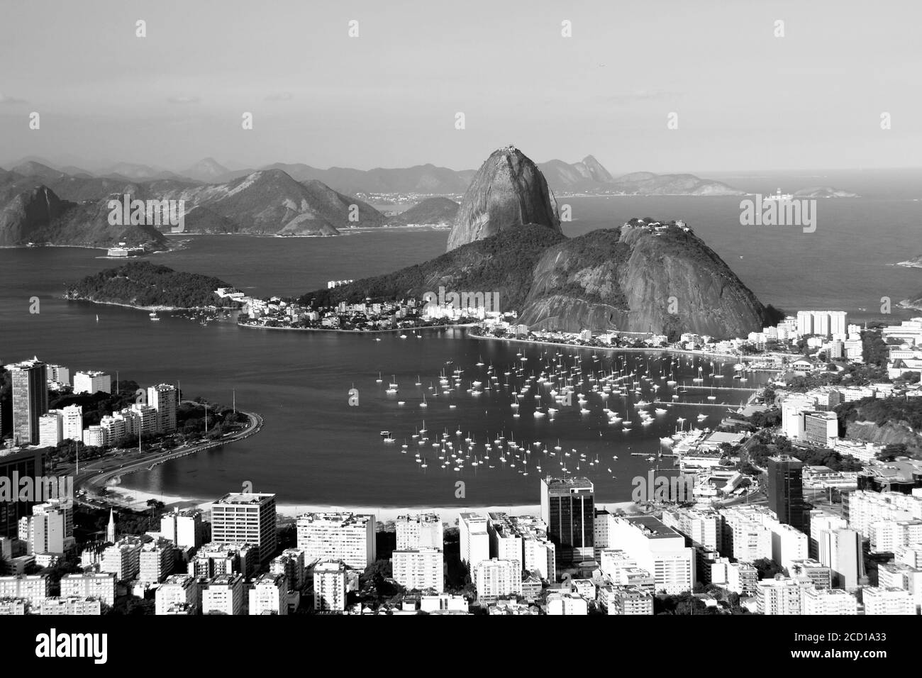 Pan di zucchero e baia di Guanabara a Rio de Janeiro Brasile enseada de Botafogo foto in bianco e nero Foto Stock