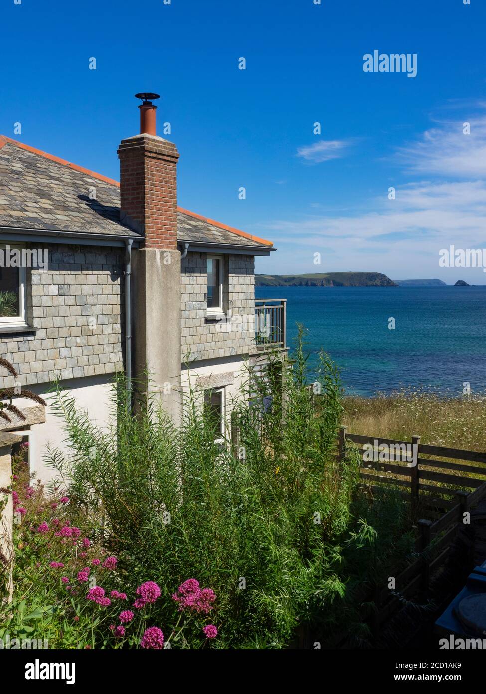 Casa con vista mare, Portscatho, la Penisola Roseland, Cornovaglia, Regno Unito Foto Stock