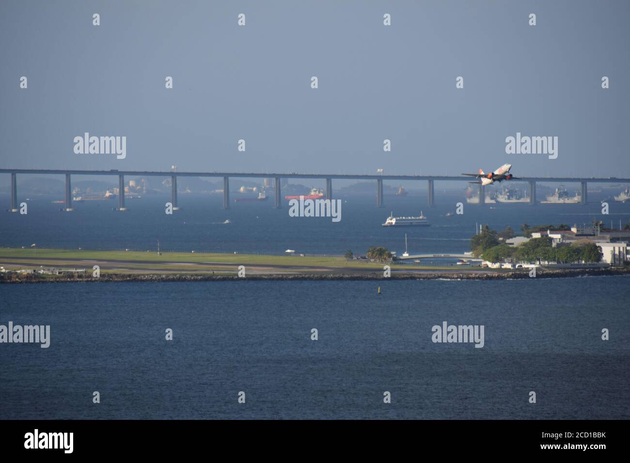 Aeroporto Santos Dumont pista di Rio de Janeiro Brasile Guanabara baia atterraggio in aereo Foto Stock