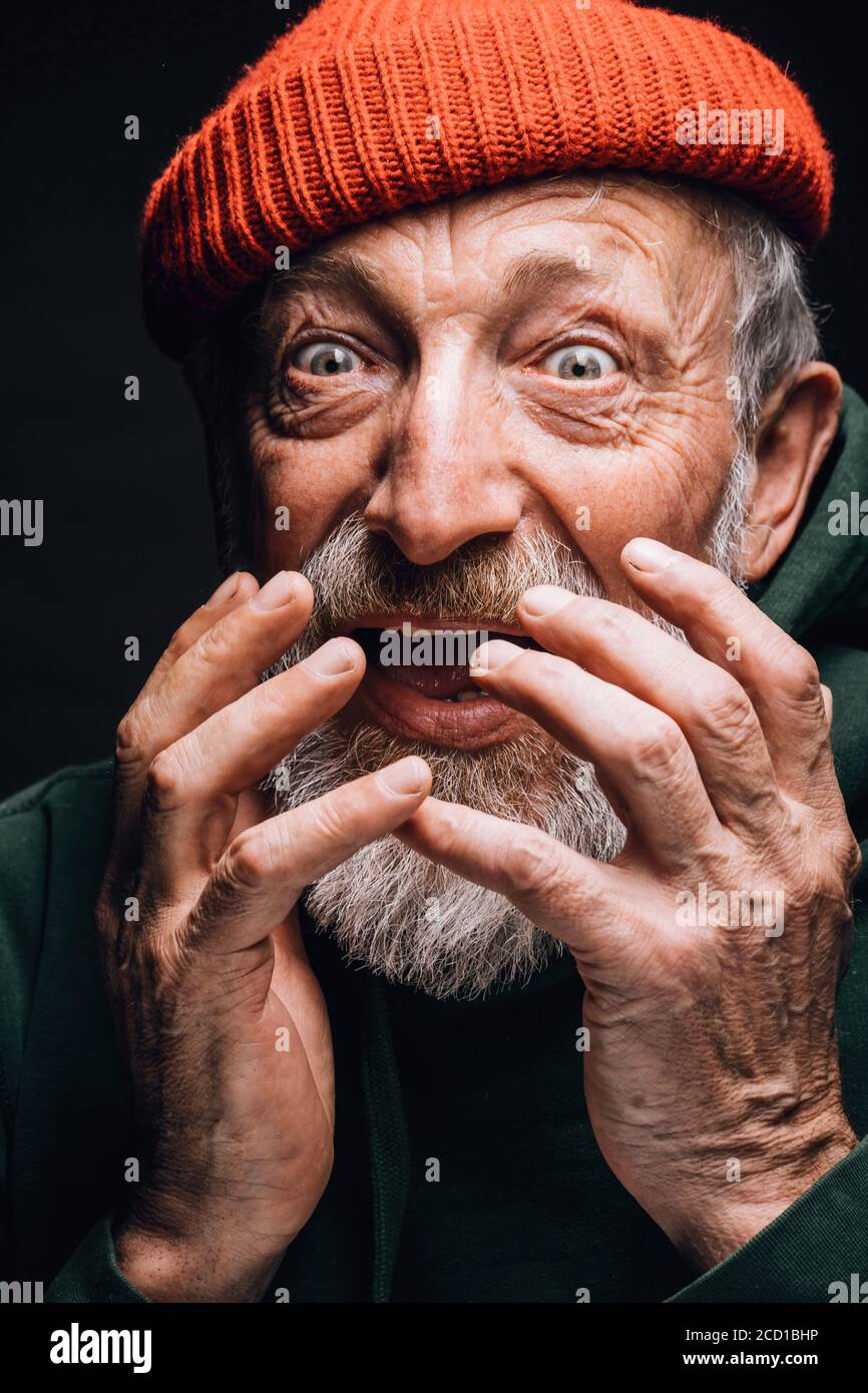 Primo piano volto di anziani pensionati felici con occhi aperti e bocca aperta sensazione di stupore o stupito quando sapeva che la pensione raddoppiava. Isolato su Foto Stock
