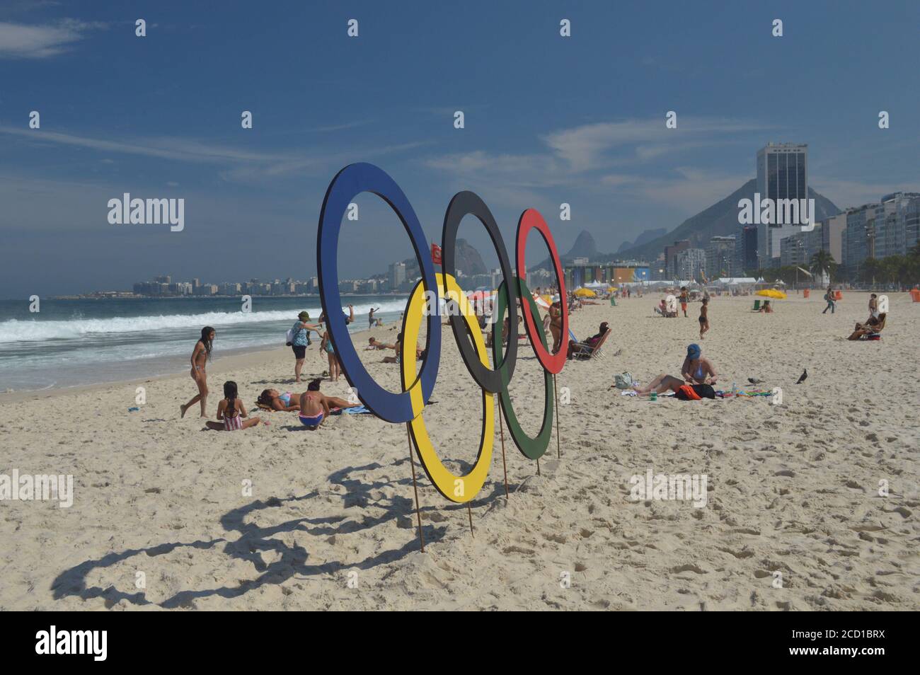 Copacabana Beach durante i Giochi olimpici Rio 2016 Brasile olympic logo sulla spiaggia Foto Stock