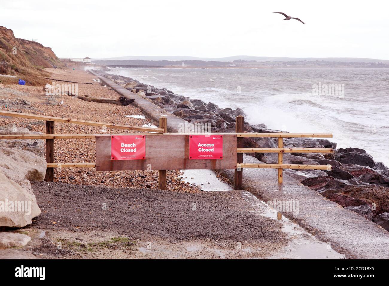 La spiaggia ha chiuso i cartelli in Dorset a causa della tempesta Francis. Foto Stock