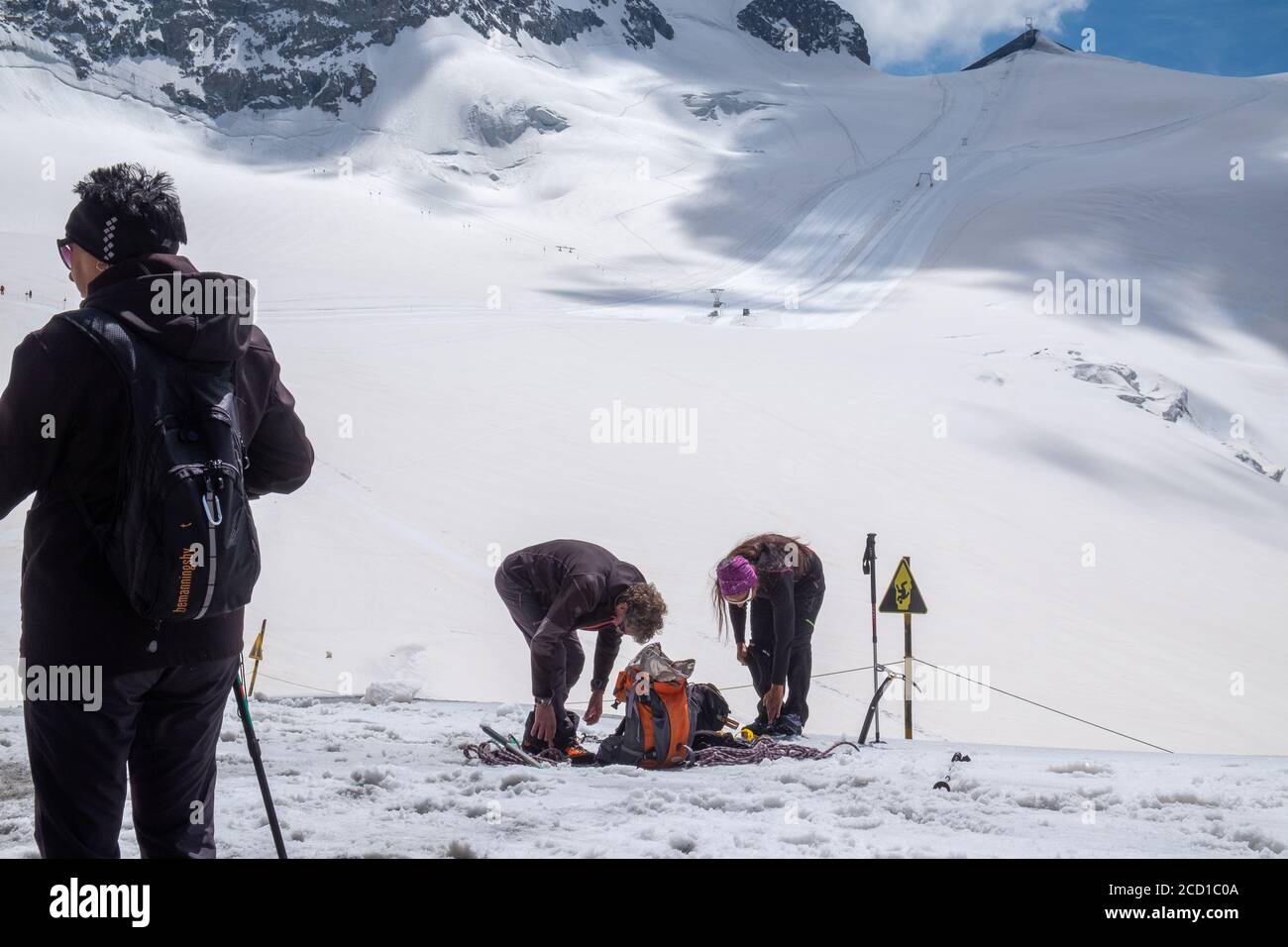 Alpinisti e alpinisti sul ghiacciaio presso la stazione sciistica di la grave, Hautes-Alpes, Francia Foto Stock