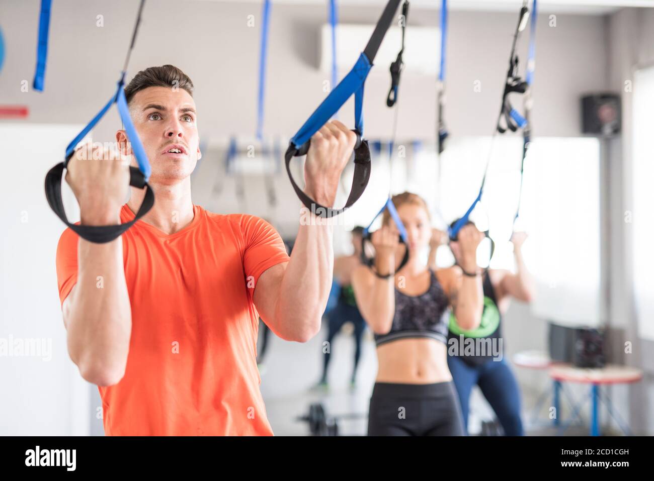Persone che si allenano in corda elastica in palestra, esercizi di  sospensione Foto stock - Alamy
