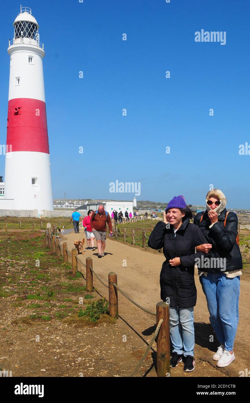 Portland Bill. 25 agosto 2020. Regno Unito Meteo. Madre e figlia - Sophie, 25, e Sandra, 66 - si appendono l'una sull'altra nei venti forti a Portland Bill Credit: stuart fretwell/Alamy Live News Foto Stock