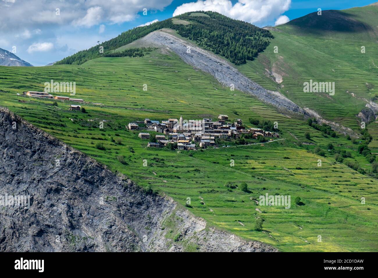 Alto villaggio alpino di Les Terrasses arroccato su una montagna vicino a la grave, Hautes-Alpes, Francia Foto Stock