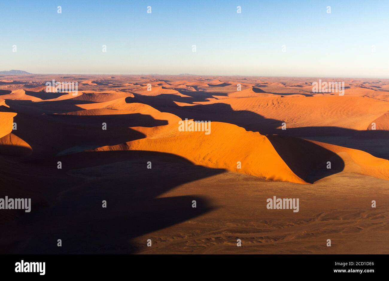 Dune rosse di Sossusvlei, Namibia, che fanno parte del mare di sabbia del Namib, classificate come Patrimonio dell'Umanità dall'UNESCO nel 2013. Vista da un volo in elicottero. Foto Stock