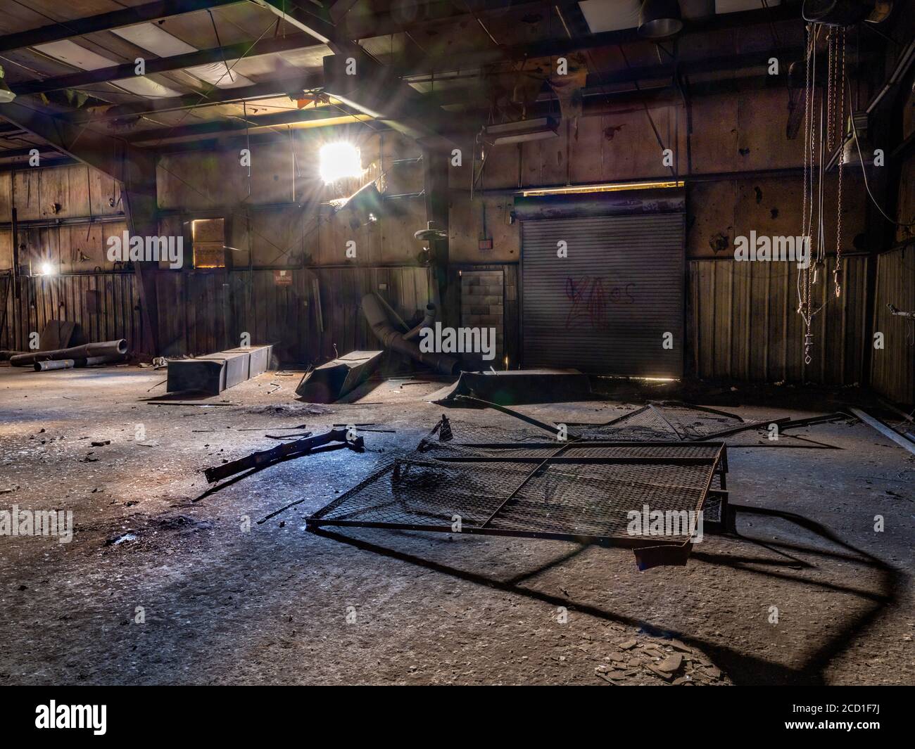 Interno del vecchio magazzino di fabbrica abbandonato. Foto Stock