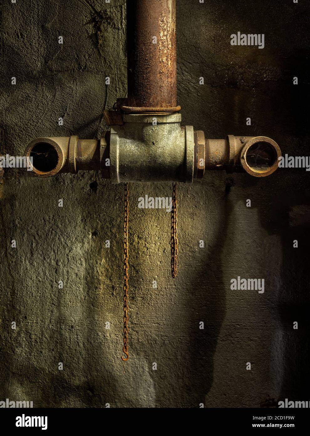 Tubi arrugginiti nella fabbrica abbandonata di umidità scura, Pennsylvania, Stati Uniti Foto Stock
