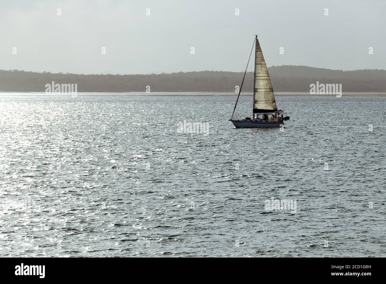 Yacht a vela nell'oceano Foto Stock