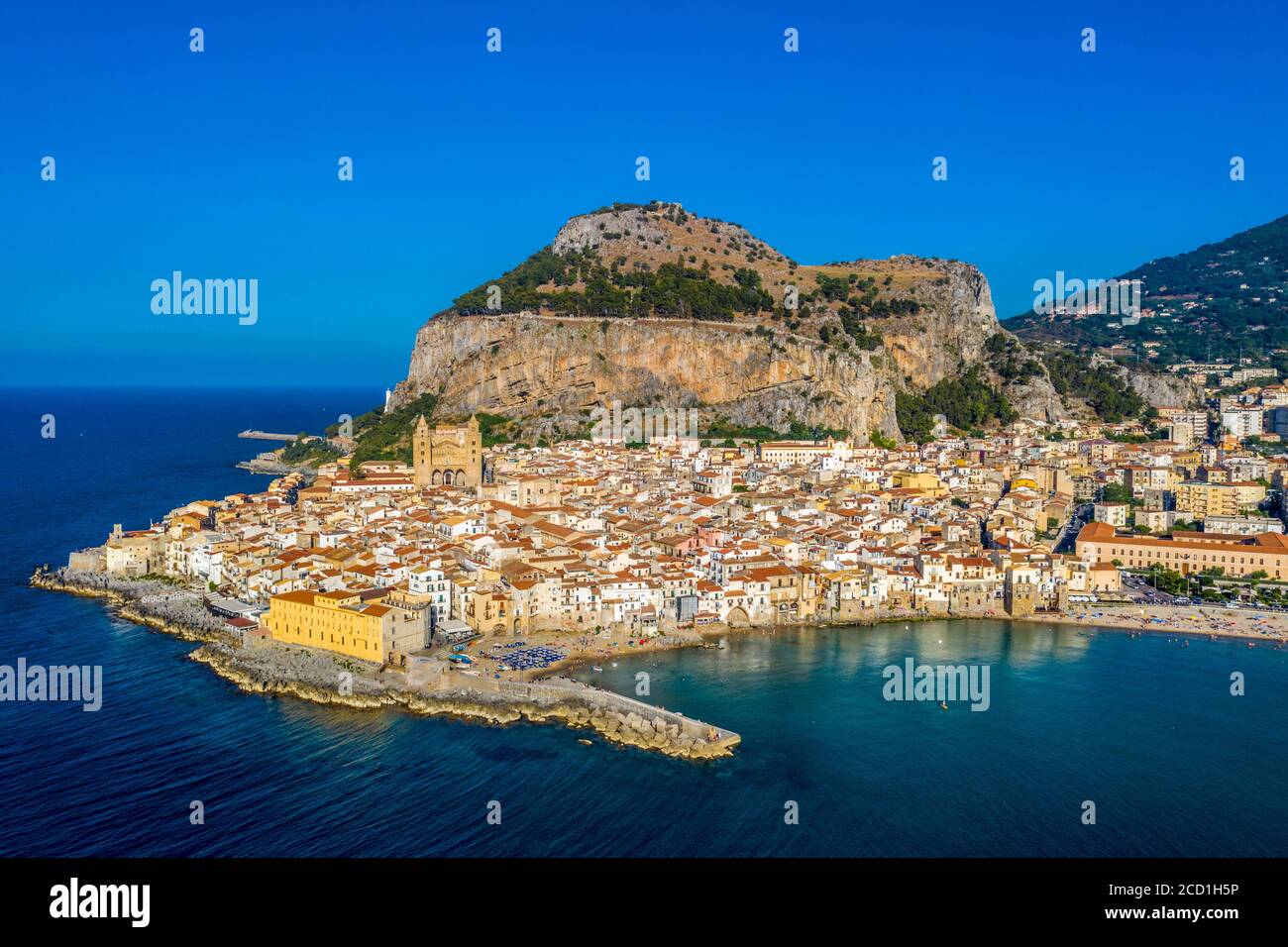 Una vista aerea della cittadina balneare di Cefalù, nella Sicilia settentrionale, vicino a Palermo, Italia Foto Stock