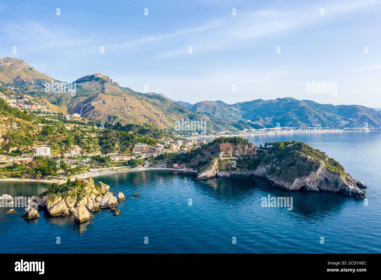 Vista panoramica aerea della città di Taormina e della riserva naturale dell'isola Bella sulla costa orientale della Sicilia Foto Stock