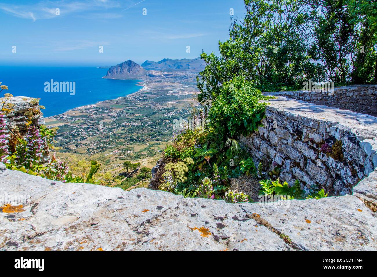 Vista verso San Vito lo Capo dal Castello di Venere di Erice, vicino Trapani, nella Sicilia nord-occidentale, Italia Foto Stock