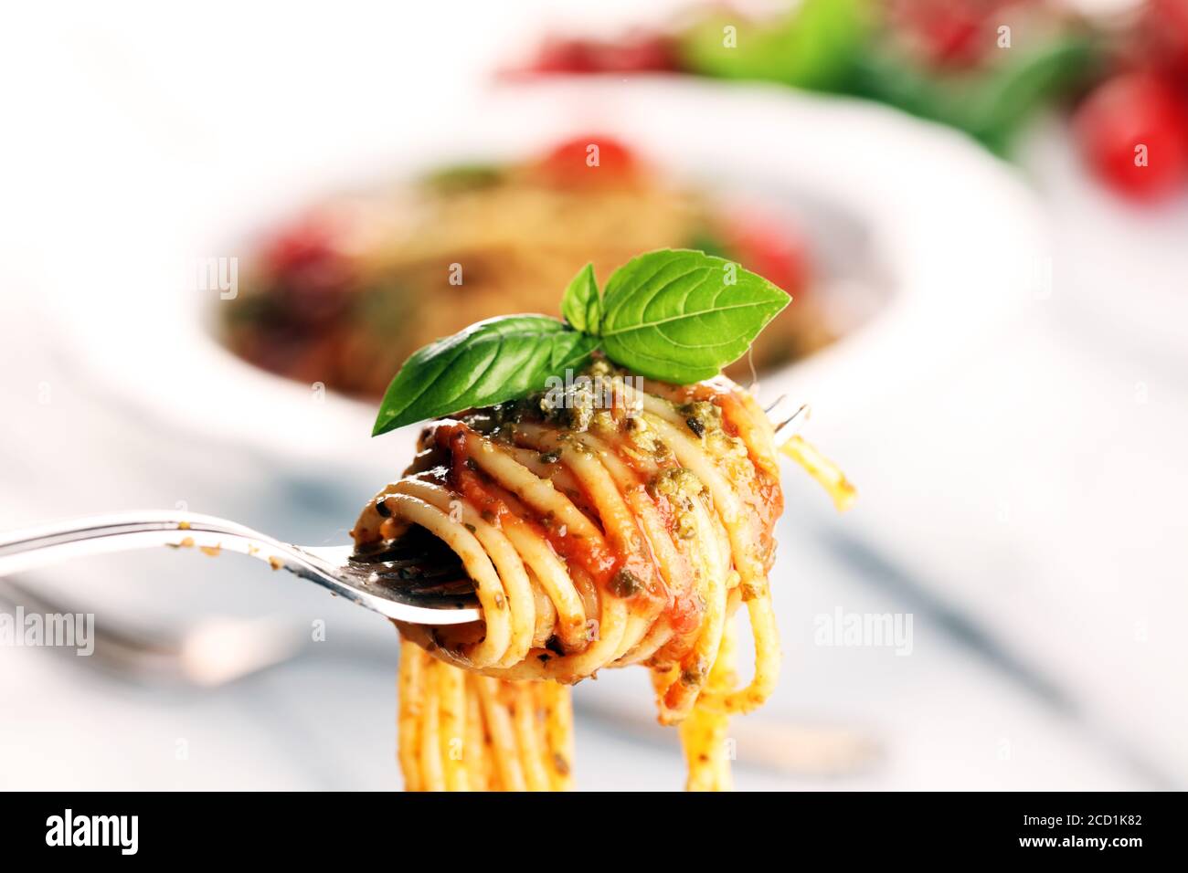 Piatto di deliziosi spaghetti alla Bolognaise o bolognese con salato sminuzzato salsa di manzo e pomodoro guarnita con parmigiano Foto Stock