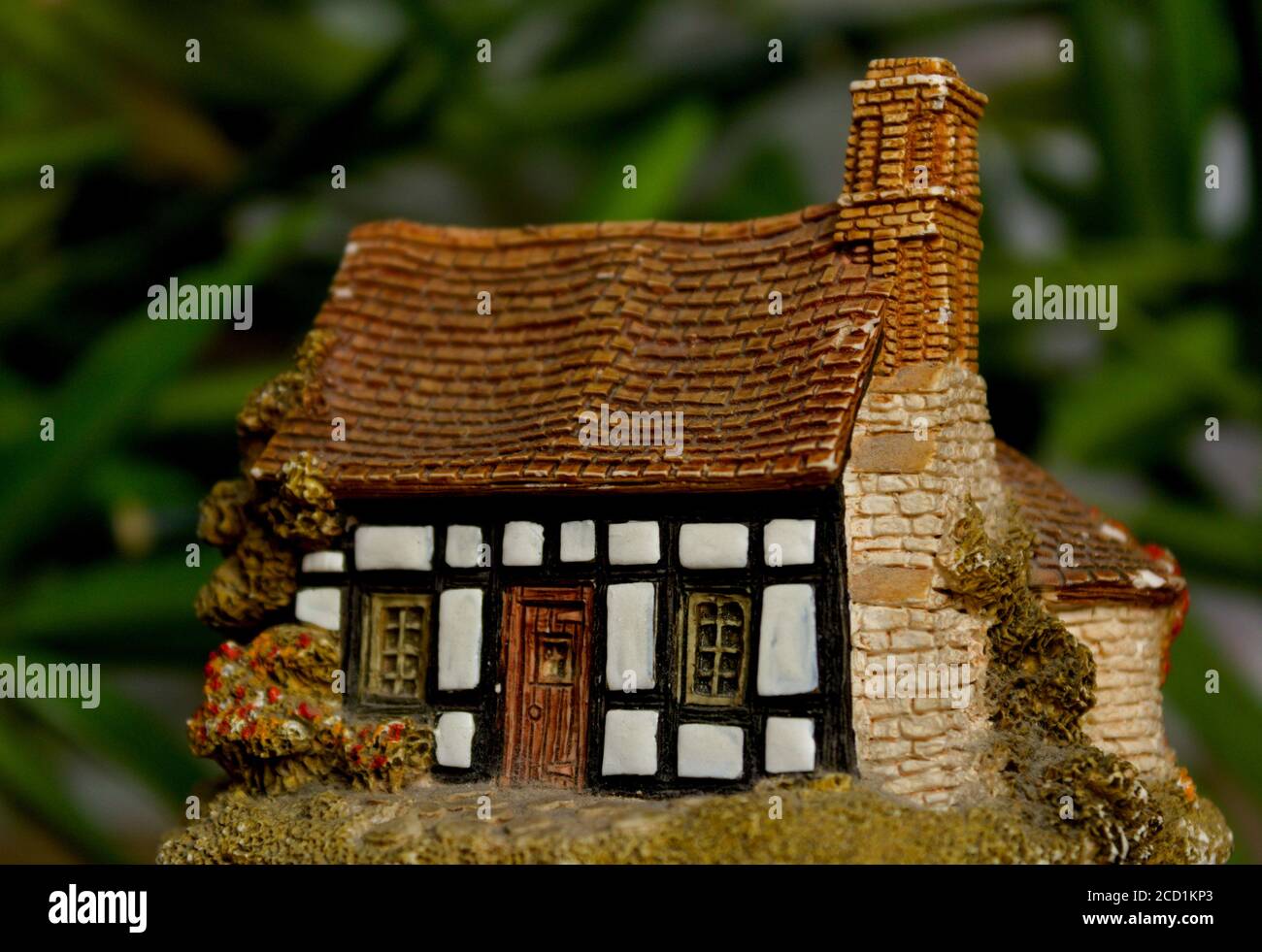 Modello di cottage con tetto in tegole bianco e nero Foto Stock