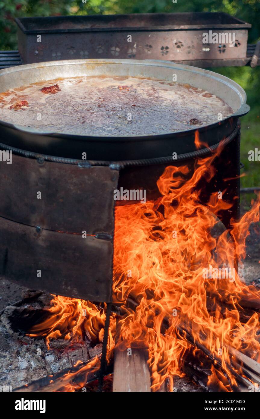 Pilaf uzbeko in un grande calderone. Cucina un piatto nazionale uzbeko. Cucina nazionale dei popoli del mondo. Foto Stock