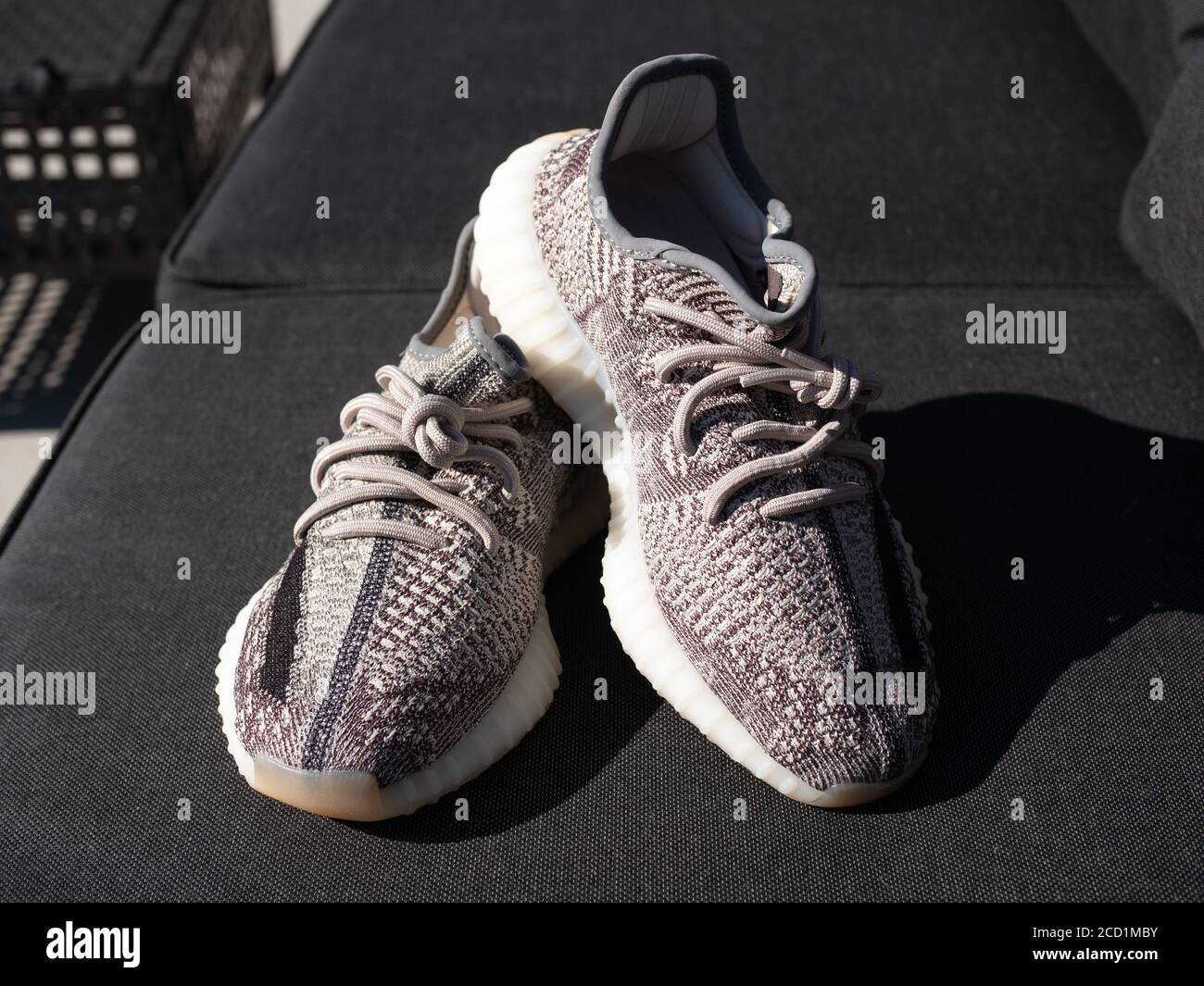 BLOTZHEIM, FRANCIA - 20 AGOSTO 2020 : Adidas Yeezy Boost 350 Foto Stock