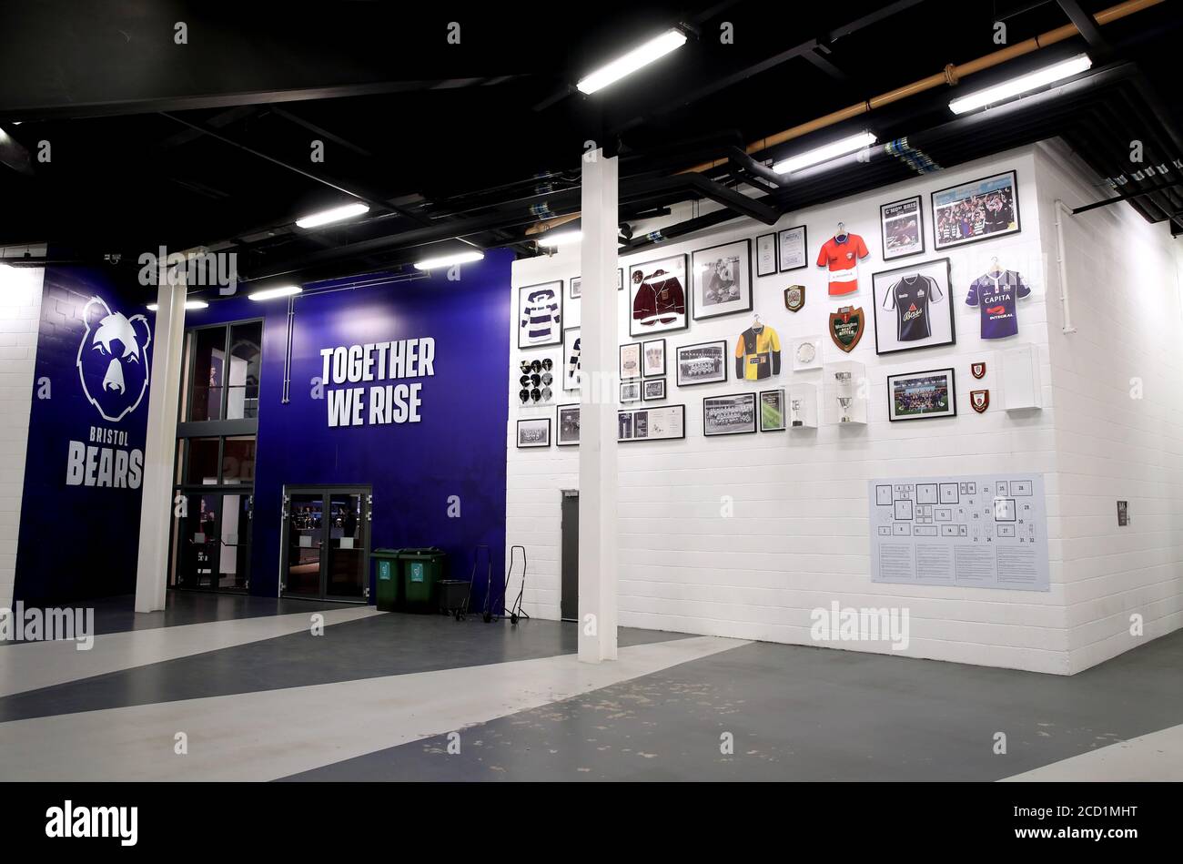 Una vista generale all'interno dello stadio vuoto prima dell'inizio della partita della Gallagher Premiership ad Ashton Gate, Bristol. Foto Stock